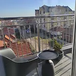 Lullaby - Balcony View & Private Garage *