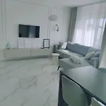 Lullaby - Balcony View & Private Garage