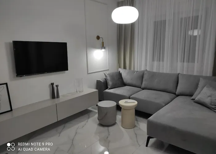 Lullaby - Balcony View & Private Garage *