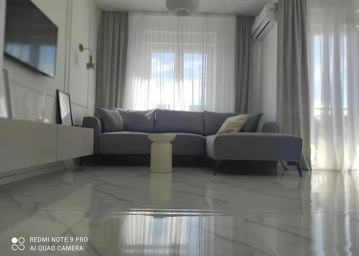 Lullaby - Balcony View & Private Garage *