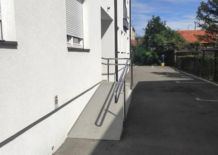 Lullaby - Balcony View & Private Garage